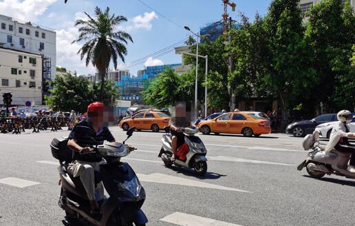 不文明交通行為曝光臺(tái) | 聽(tīng)手機(jī)邊騎車(chē)橫穿馬路 三亞這名外賣(mài)小哥“膽真肥”