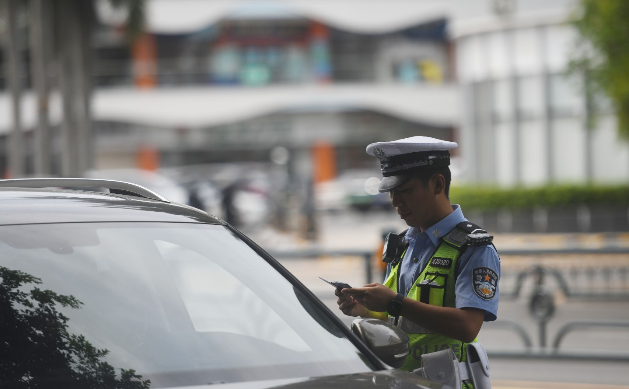 不文明交通行為曝光臺(tái) | 直擊三亞機(jī)動(dòng)車(chē)過(guò)斑馬線不禮讓行人亂象 1小時(shí)查處9起 