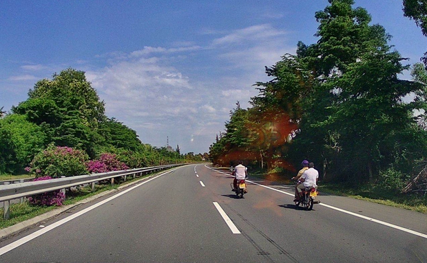 交通拍客 | 膽子大！不戴頭盔還占超車(chē)道行駛 2輛摩托車(chē)違規(guī)上高速被拍