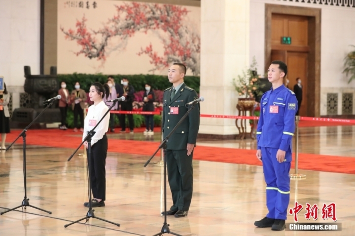 10月16日，中國共產(chǎn)黨第二十次全國代表大會在北京人民大會堂開幕。大會開幕前，舉行“黨代表通道”采訪活動。圖為姜麗娟、孫金龍、於若飛代表(自左至右)接受采訪。 <a target='_blank'  data-cke-saved-href='/' href='/'>中新社</a>記者 蔣啟明 攝