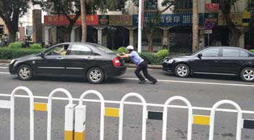 贊！?？谝凰緳C(jī)車輛出故障道路中間拋錨 交警幫推車