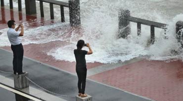 受冷空氣影響連云港沿海掀起巨浪 市民迎面拍拍拍！